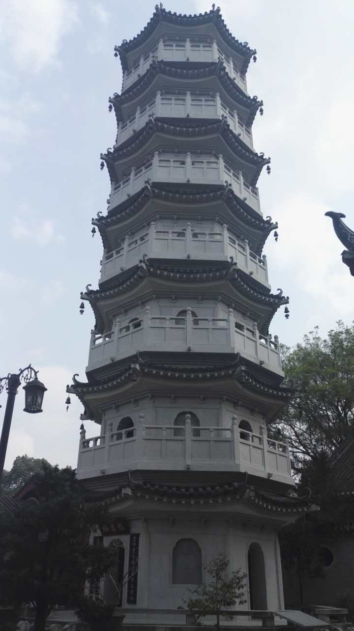 报恩塔   登塔可以俯瞰整个城市的壮丽景色